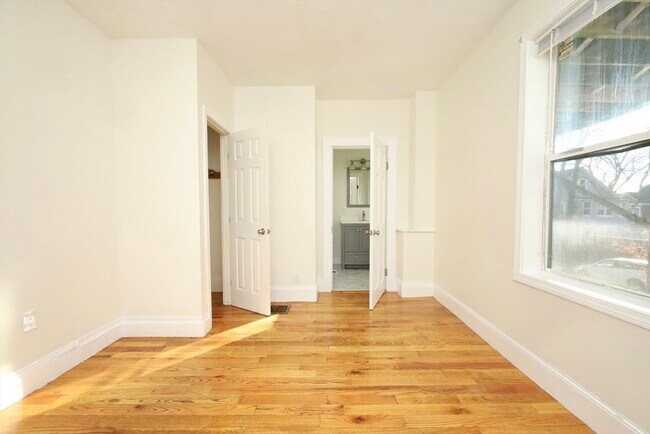 Building Photo - 488 Pleasant St