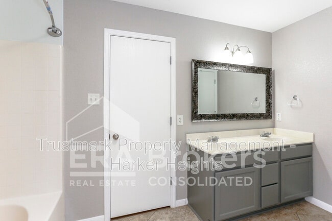 Building Photo - 1614 Twisted Oak Dr