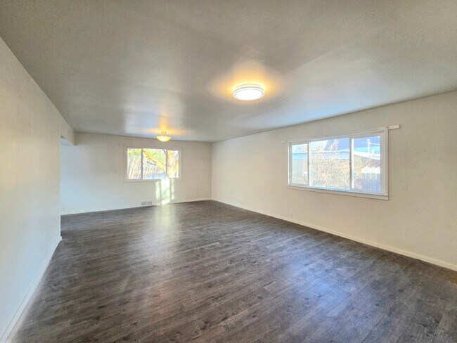 Building Photo - Large 4 Bedroom + Den, 2 Bath House for Rent in Cashmere!*** ON THE RIVER!!