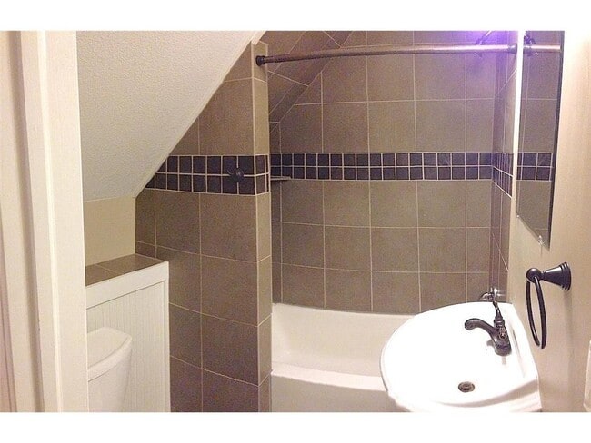 Building Photo - 2319 Cole Ave SE