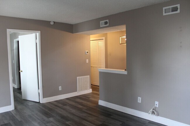 Building Photo - 2 bed Condo in Quiet Neighborhood