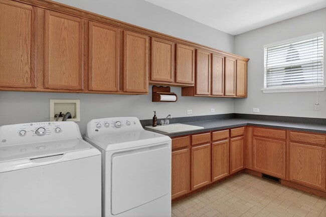 Building Photo - 607 Mansfield Way