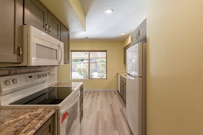 Building Photo - Modern Updated Home in Gated Community of ...