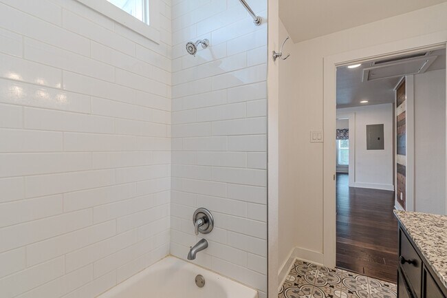 Building Photo - 311 W Mistletoe Ave