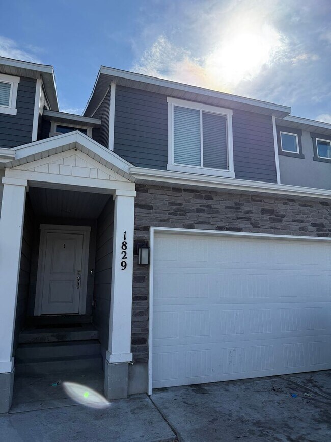 Building Photo - Beautifully Spacious Townhome in Payson, UT  Open house this Saturday 5/9/2026  12-1 pm-  $150 Am...