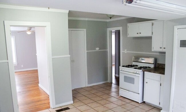 Building Photo - SECTION 8 APPROVED!