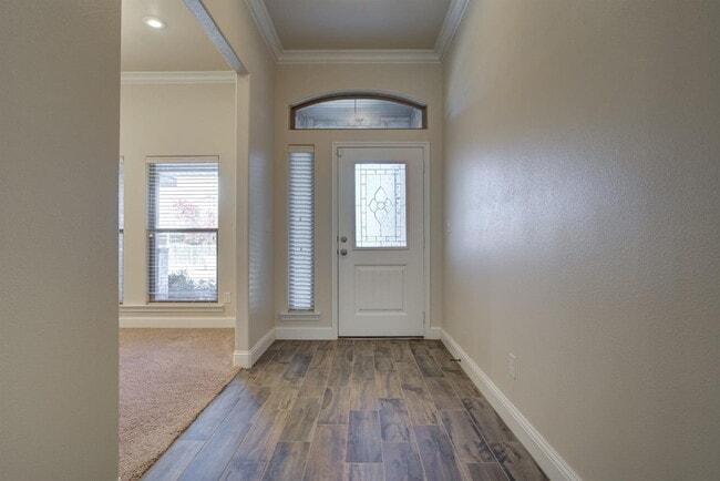Building Photo - Immaculate newer 4/3/2 1/2 block from Quin...