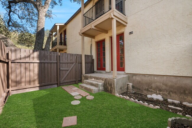 Building Photo - 8702 Village Dr