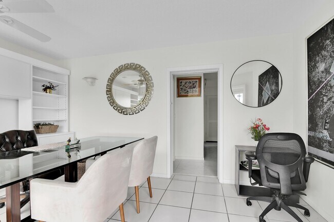 Building Photo - 450 French Royale Cir