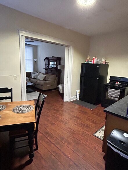 Building Photo - 2154 W Clifton Ave