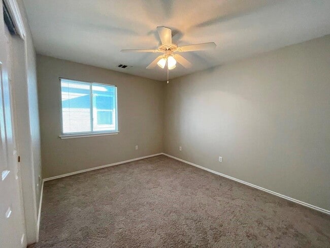 Building Photo - 162 Dressen