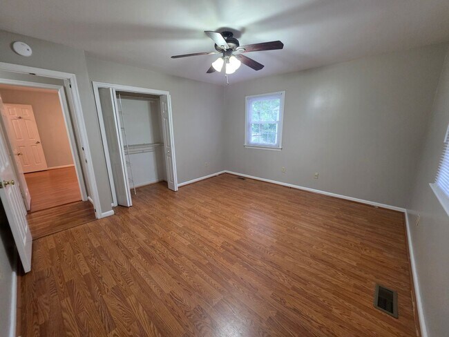 Building Photo - Cute Ranch in Yorktown Ready For New Tenants!