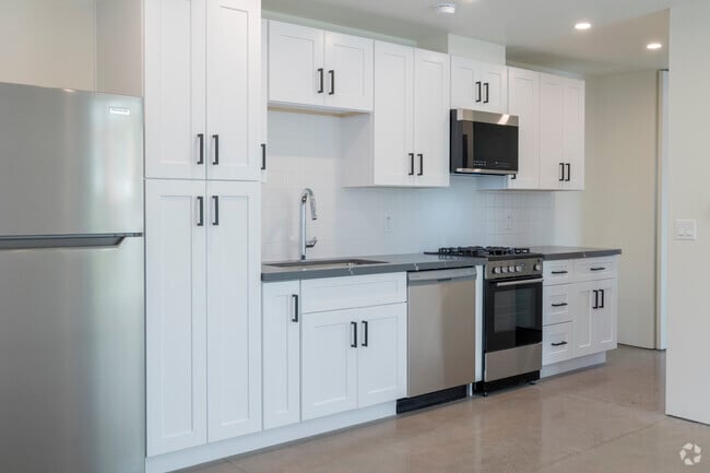1BR, 1BA - 600SF - Kitchen - The Tailor