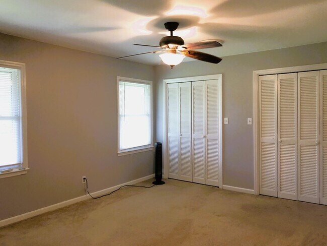 Building Photo - 218 Marty Dr