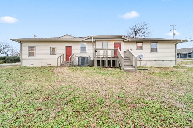 Building Photo - Spacious & Newly Renovated 5-Bedroom Home Available May 9!