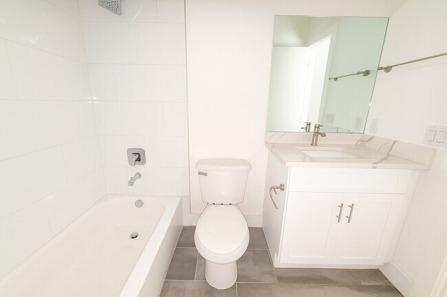 Building Photo - 1931 N Prairie Ave