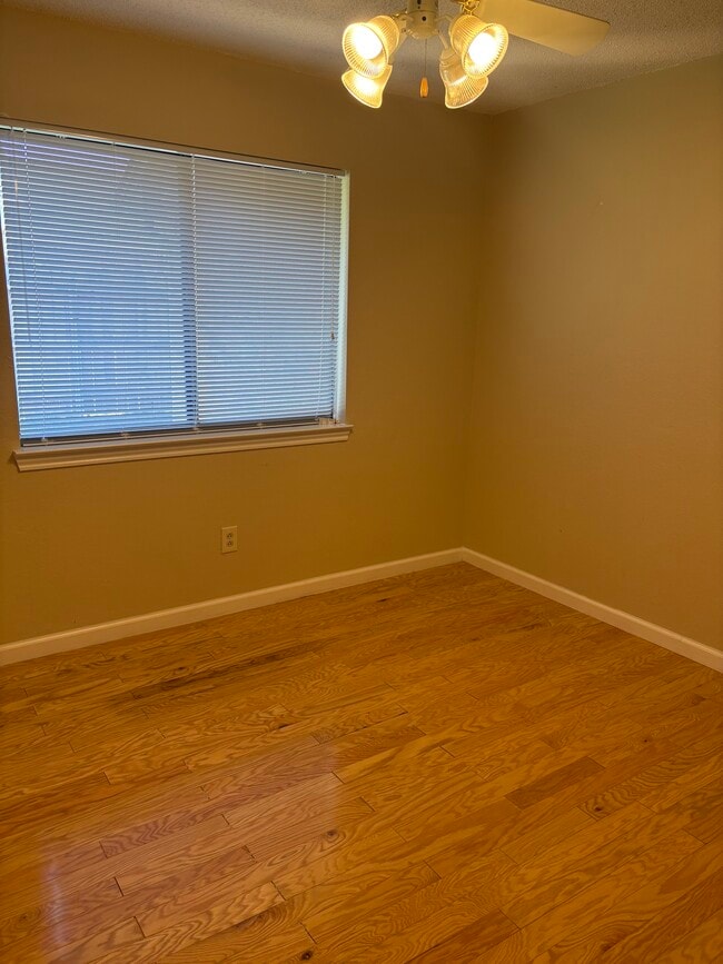 Building Photo - 106 Hollywood Dr