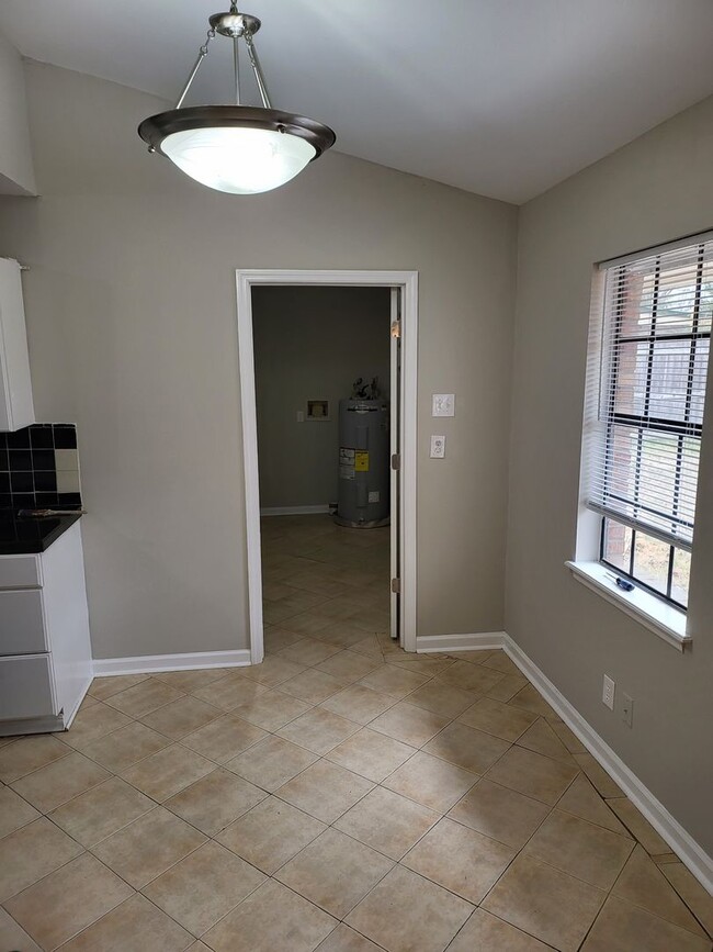 Building Photo - Nice brick ranch 4 bedroom 2 bath in Hermi...
