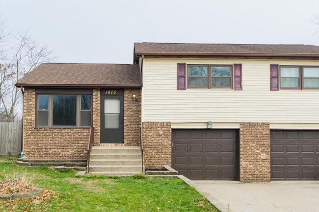 Building Photo - Spacious 2 bedroom / 1 bathroom Duplex for...