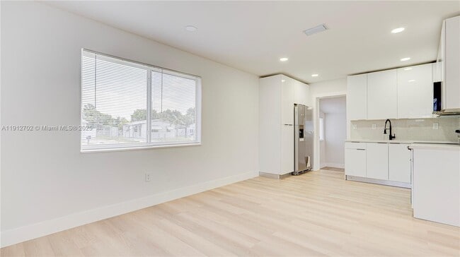 Building Photo - 3331 NW 8th Pl