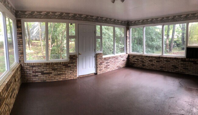 Building Photo - 110 Boxwood Pl N