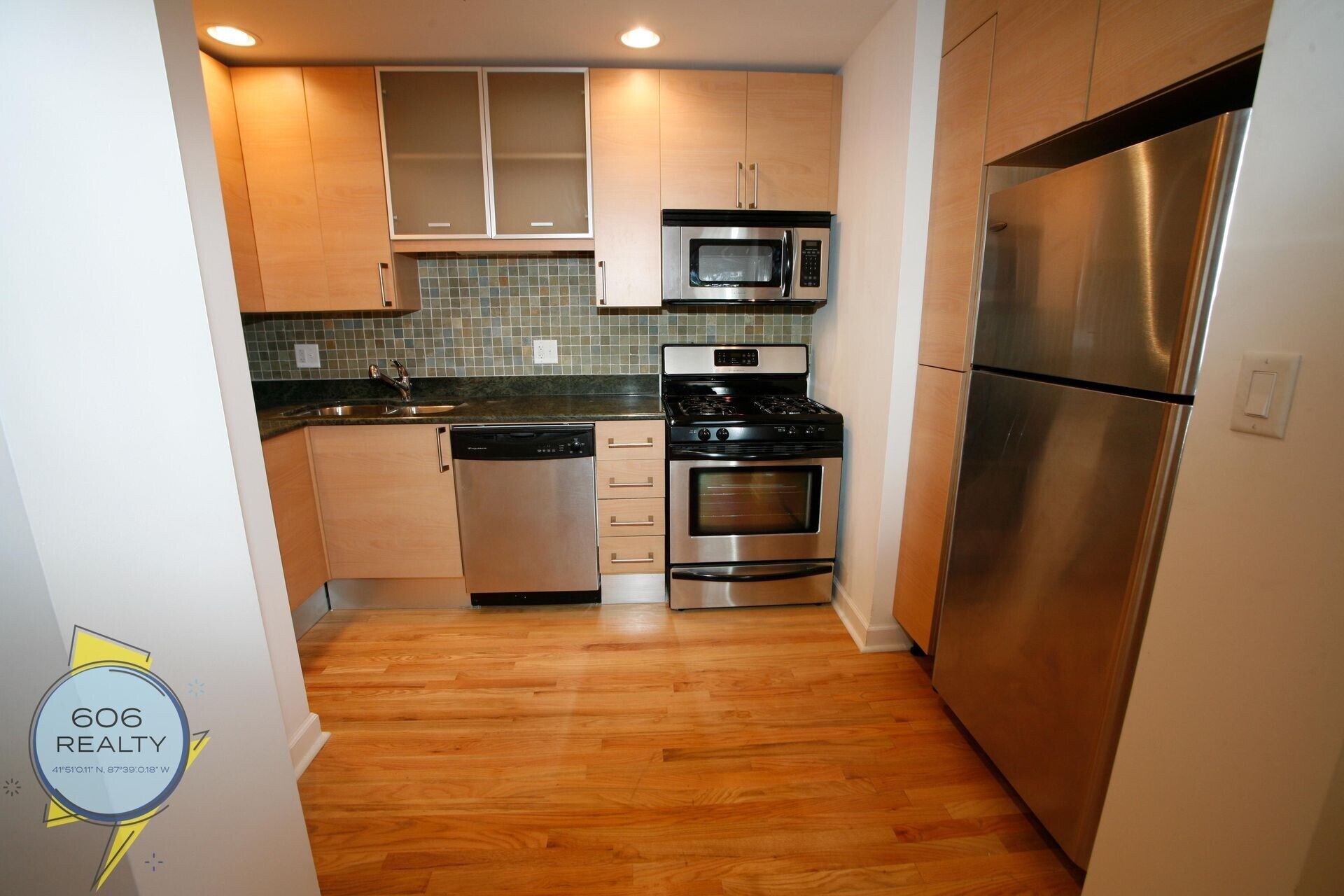 Building Photo - 6954 N Greenview Ave