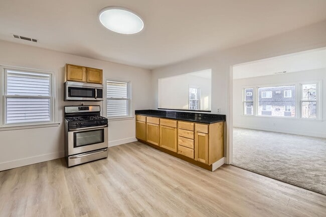 Building Photo - 2 bed/1 bath updated duplex