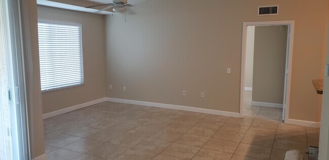 Building Photo - 818 Villa Cir