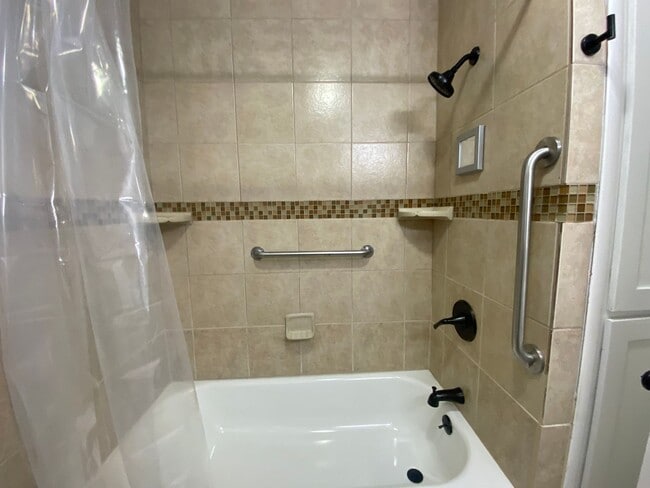 Building Photo - 3 bedroom 2 bath with extra storage!