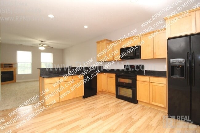 Building Photo - 3600 SE Glenstone Dr