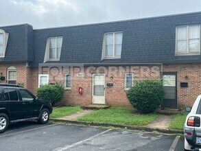 Building Photo - Spacious 2 Bedroom 1.5 Bath Townhome