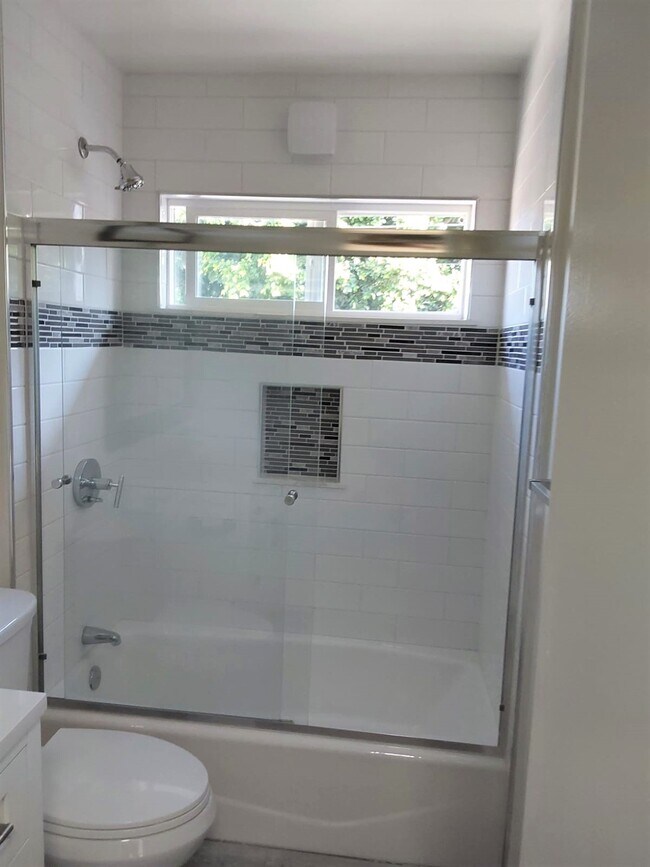 Walkway bathroom - 3434 W 170th St