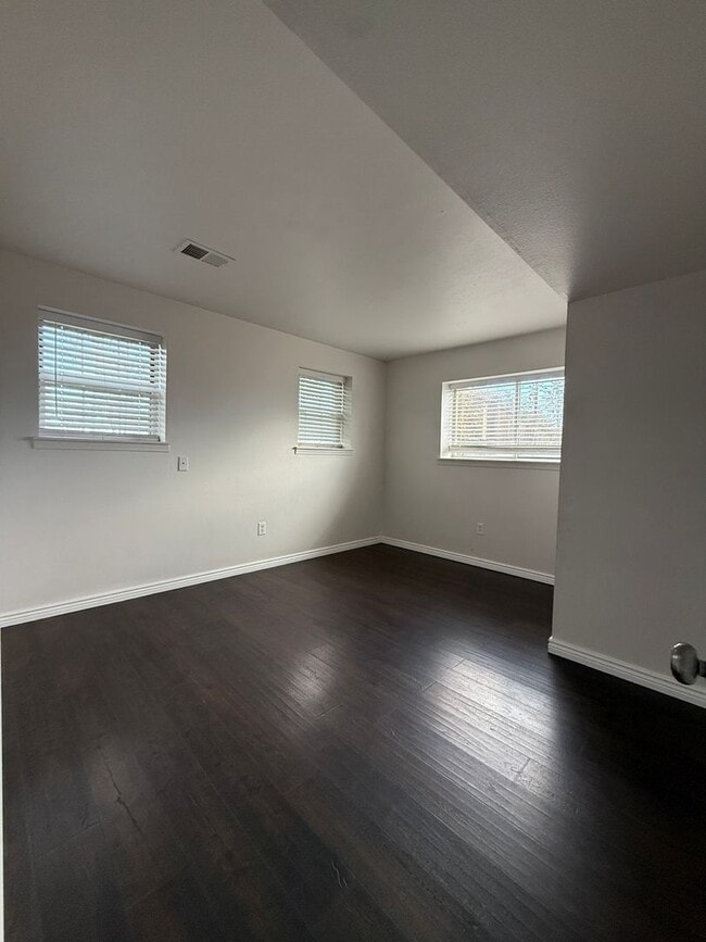 Building Photo - Beautiful Updated Beacon Hill Home - Newly...