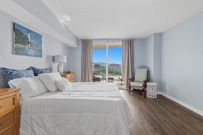 Building Photo - 300 S Duval St