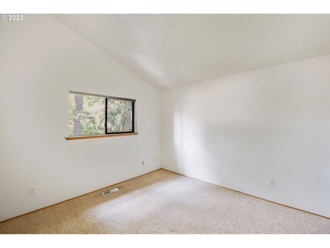 Building Photo - 2Bd/2Ba Second Floor Condo in SE with Washer & Dryer, 2 Car Dethatched Garage and a Serene Courty...