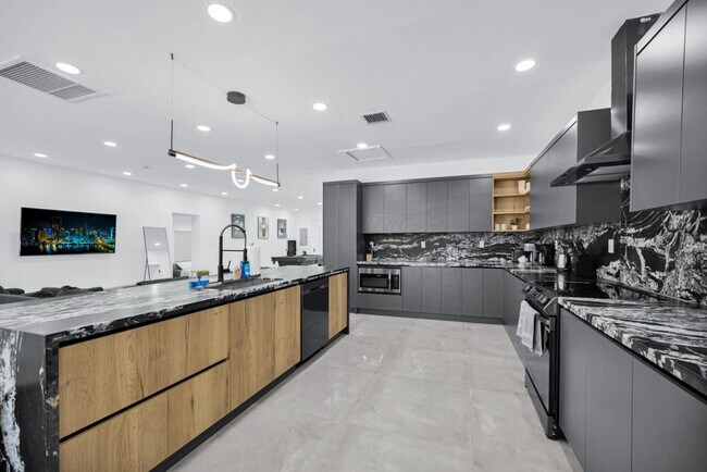 Building Photo - 5313 NE 1st Ave