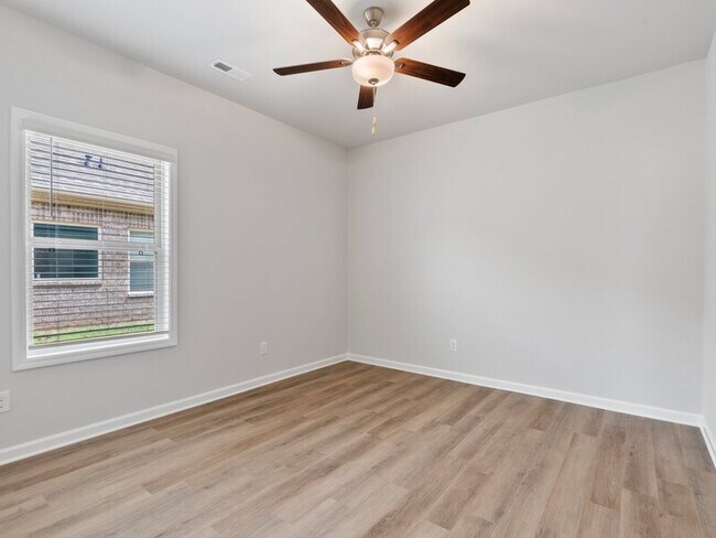 Building Photo - 210 Saddle St