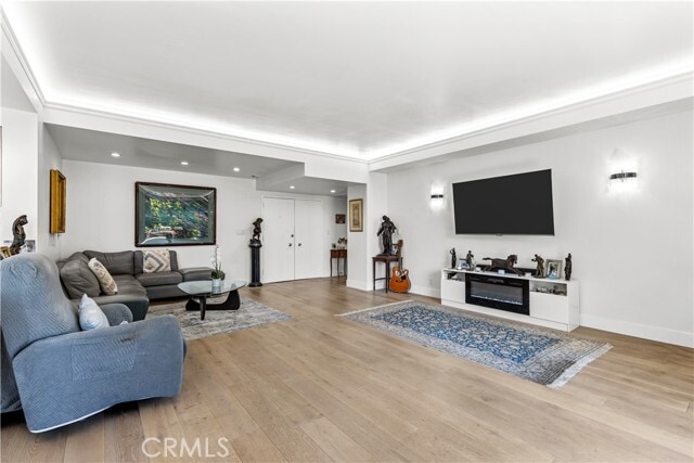 Building Photo - 818 N Doheny Dr