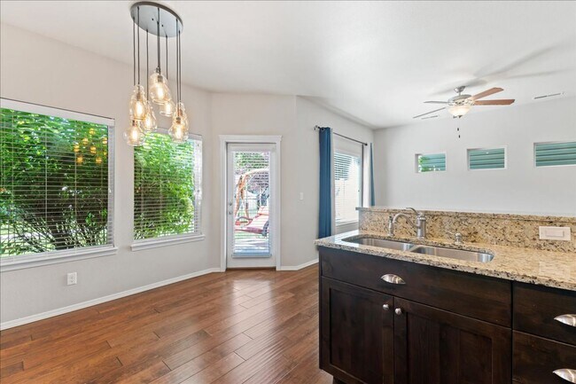 Building Photo - Centrally Located 3 Bedroom 2.5 Bathroom Home