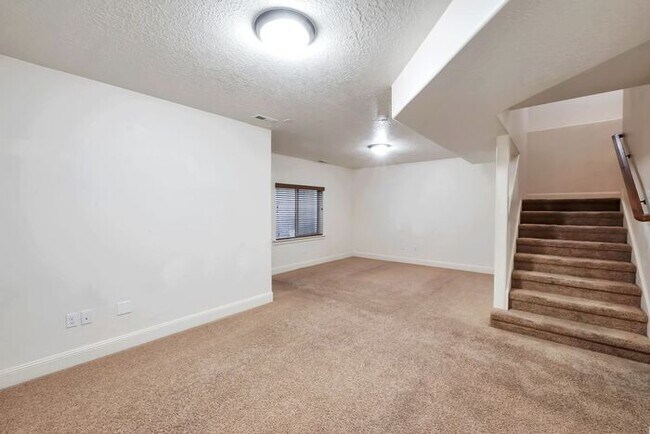 Building Photo - Beautiful Townhouse w attached 2 car garage in Orem