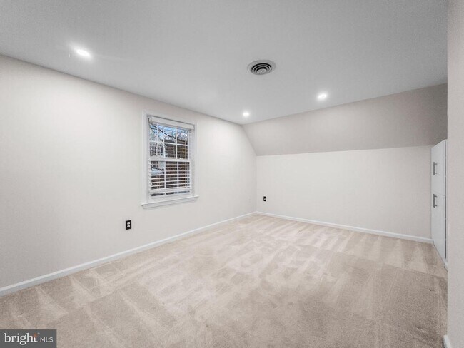 Building Photo - 6586 Hemlock Point Rd