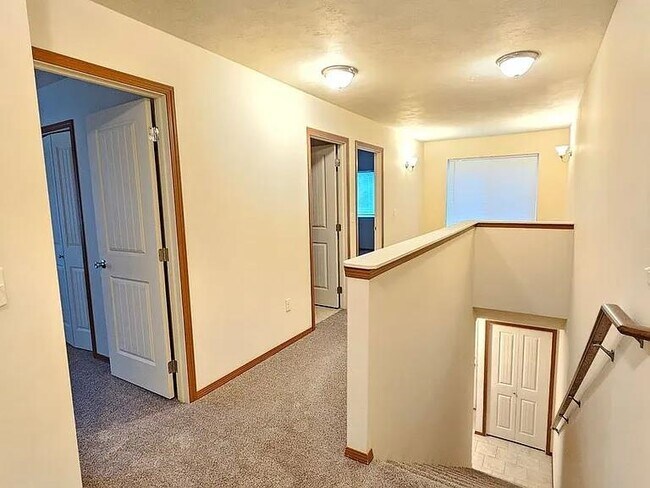 Building Photo - Garden Springs Duplex