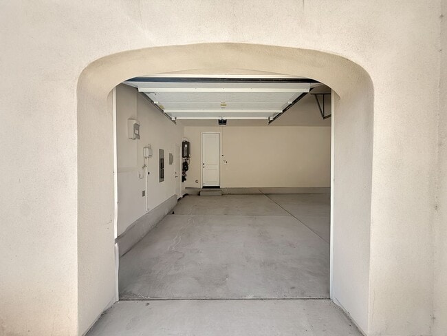 Building Photo - Beautiful 5B/4.5BA Home in Escondido Now A...