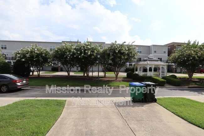 Building Photo - 1721 W Cary St