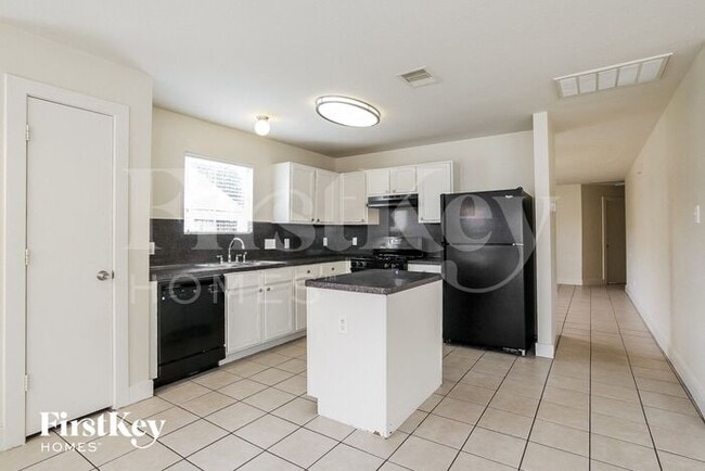 Building Photo - 20830 Settlers Lake Cir N