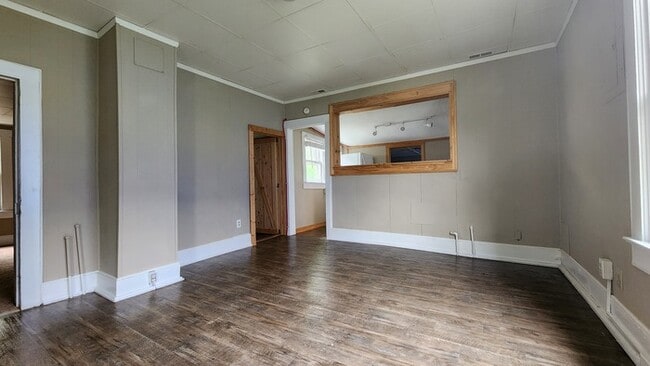 Building Photo - Renovated House for Rent