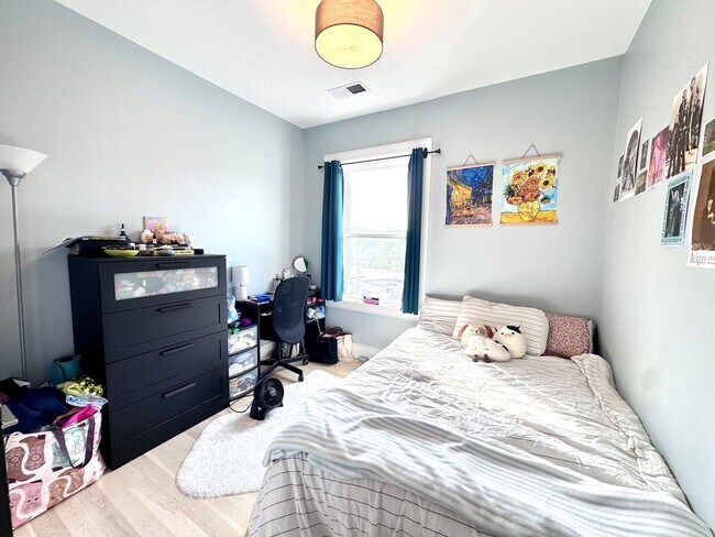 Building Photo - BROOKLINE 3 BED/2 BATH WITH CENTRAL AIR & IN-UNIT LAUNDRY!