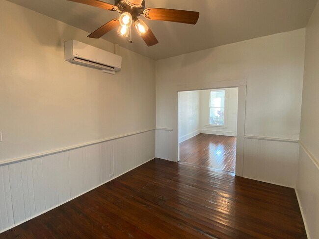 Building Photo - 914 1st Ave