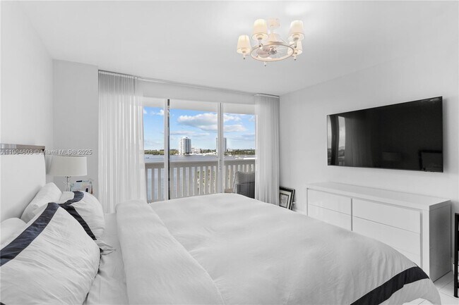 Building Photo - 1000 W Island Blvd