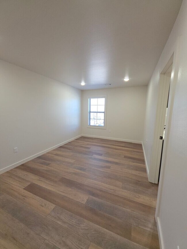 Building Photo - 703 W 12th St